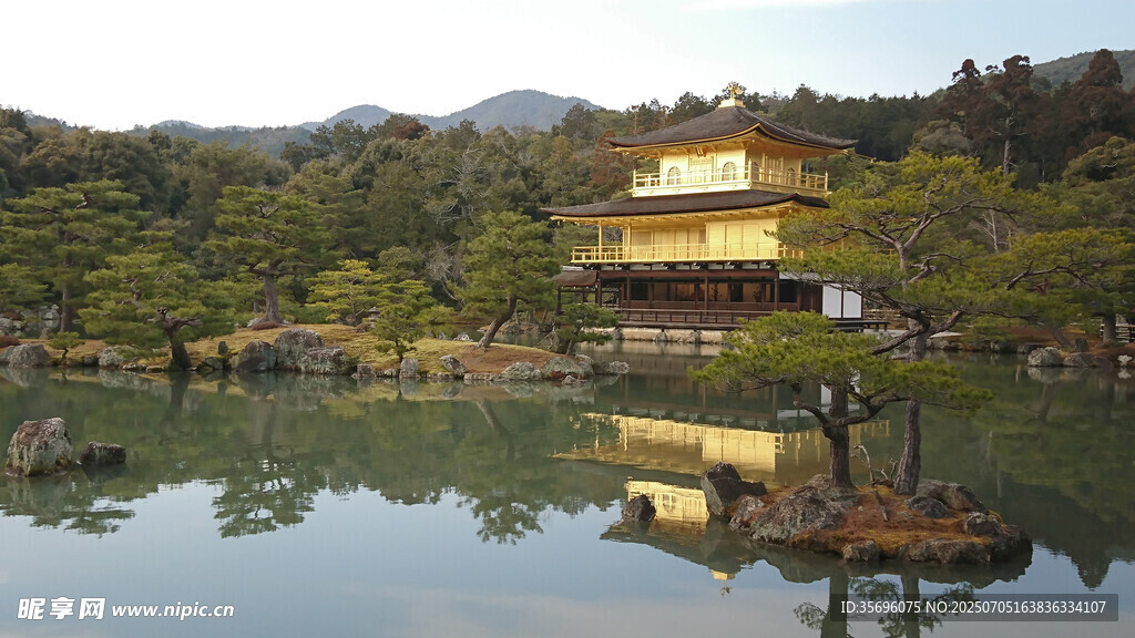 日本金阁寺的湖景风光
