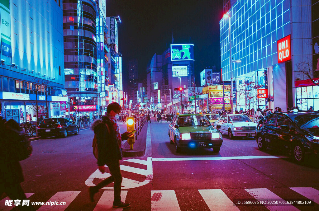都市夜晚繁华街头景象