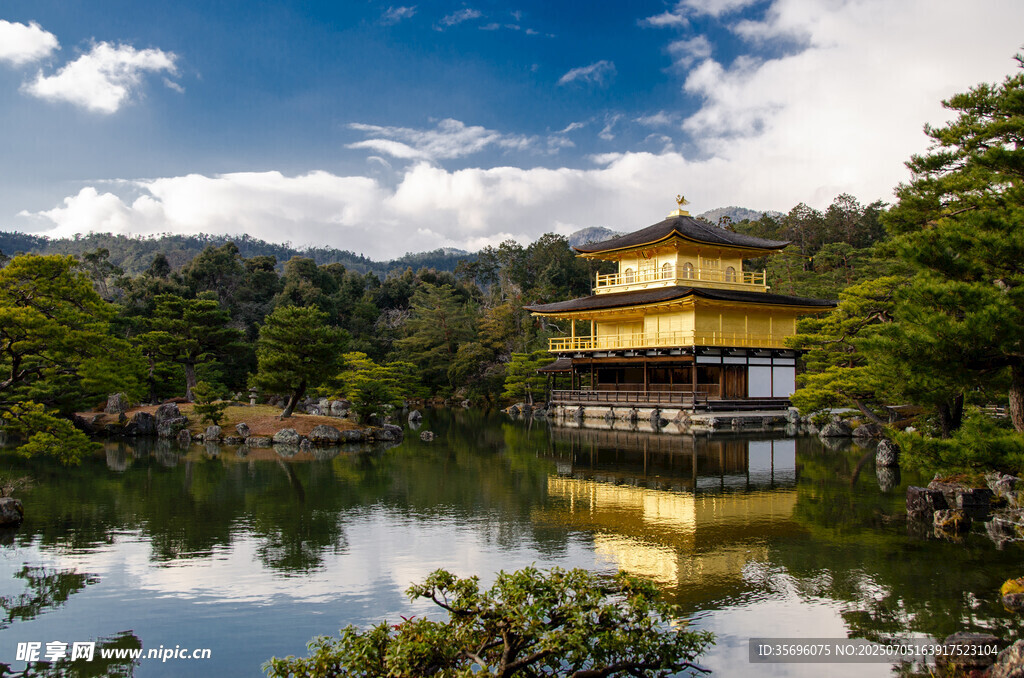 日本金阁寺湖畔美景
