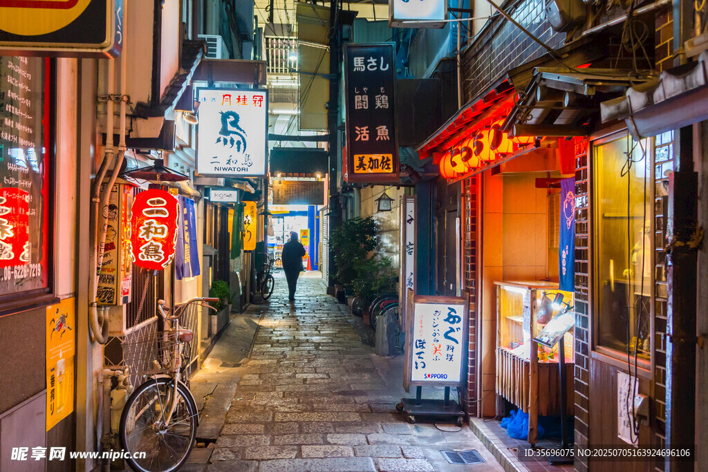 夜晚热闹的霓虹小巷