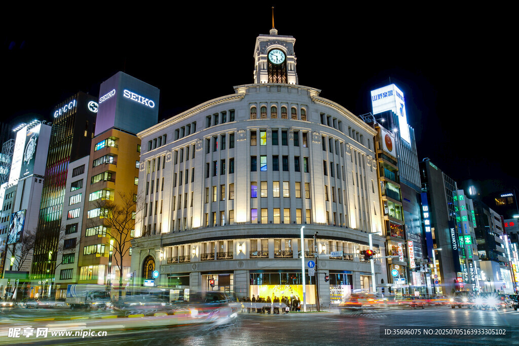 东京繁华夜景中的经典建筑
