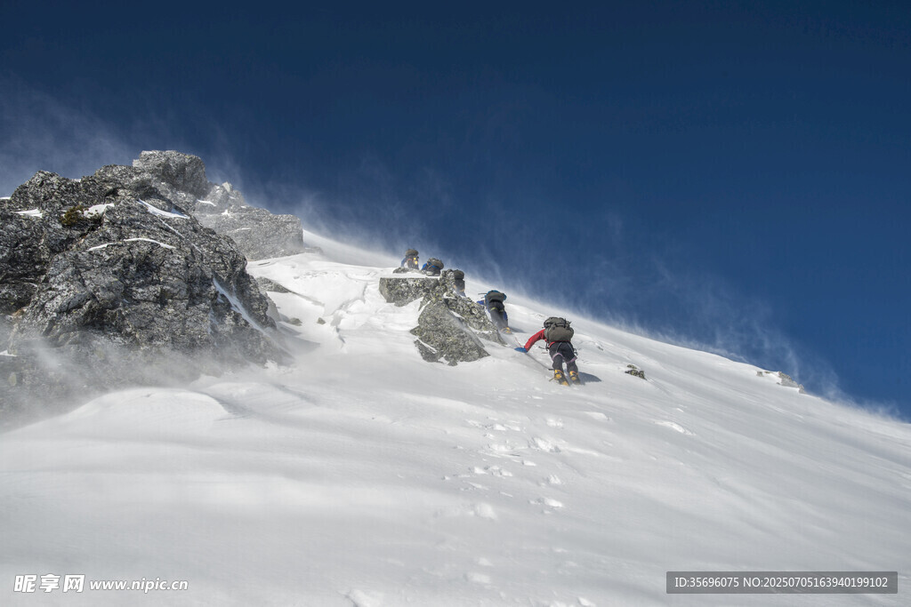 雪山攀登者挑战陡峭雪坡