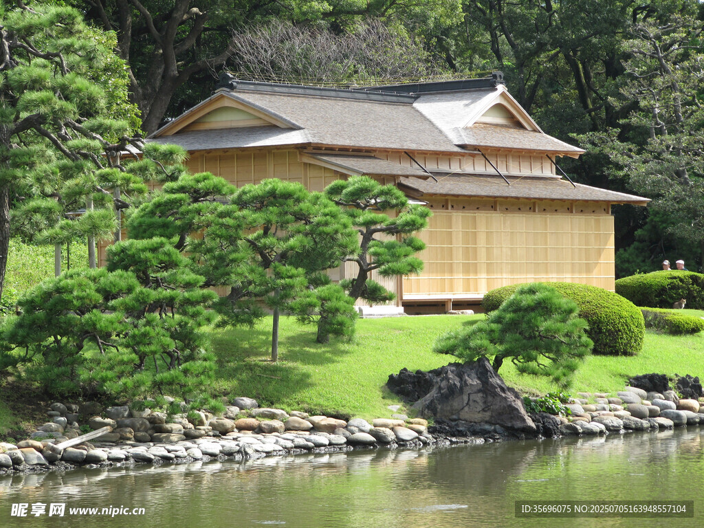 日式湖畔小屋景观