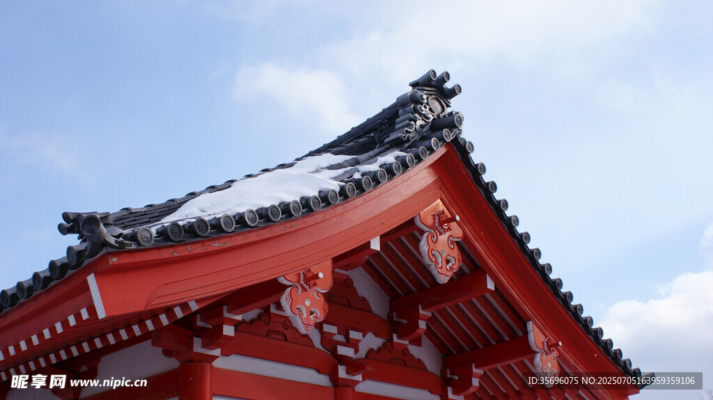 红墙飞檐古建筑一角