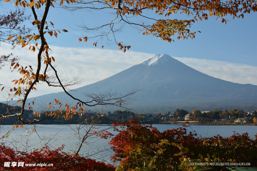 秋日湖畔的富士山美景