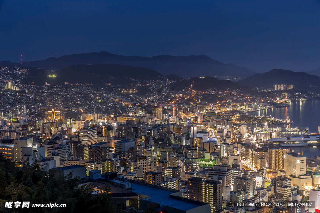 山城璀璨夜景俯瞰图