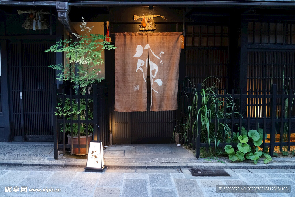 日式传统店铺门前景致