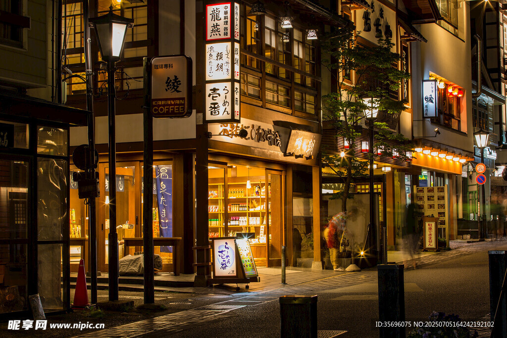 夜晚日本街头的繁华景象