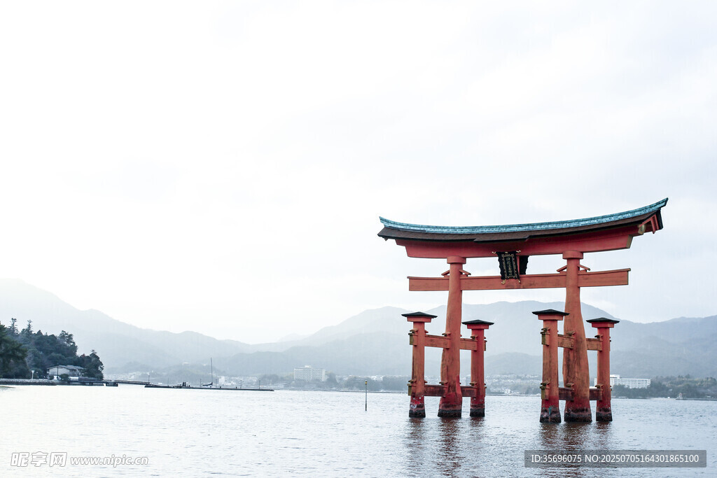 海上朱红色鸟居景观