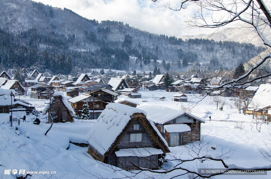 冬日雪覆的静谧日本村庄