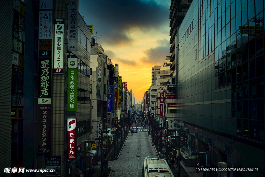 黄昏下的繁华都市街道