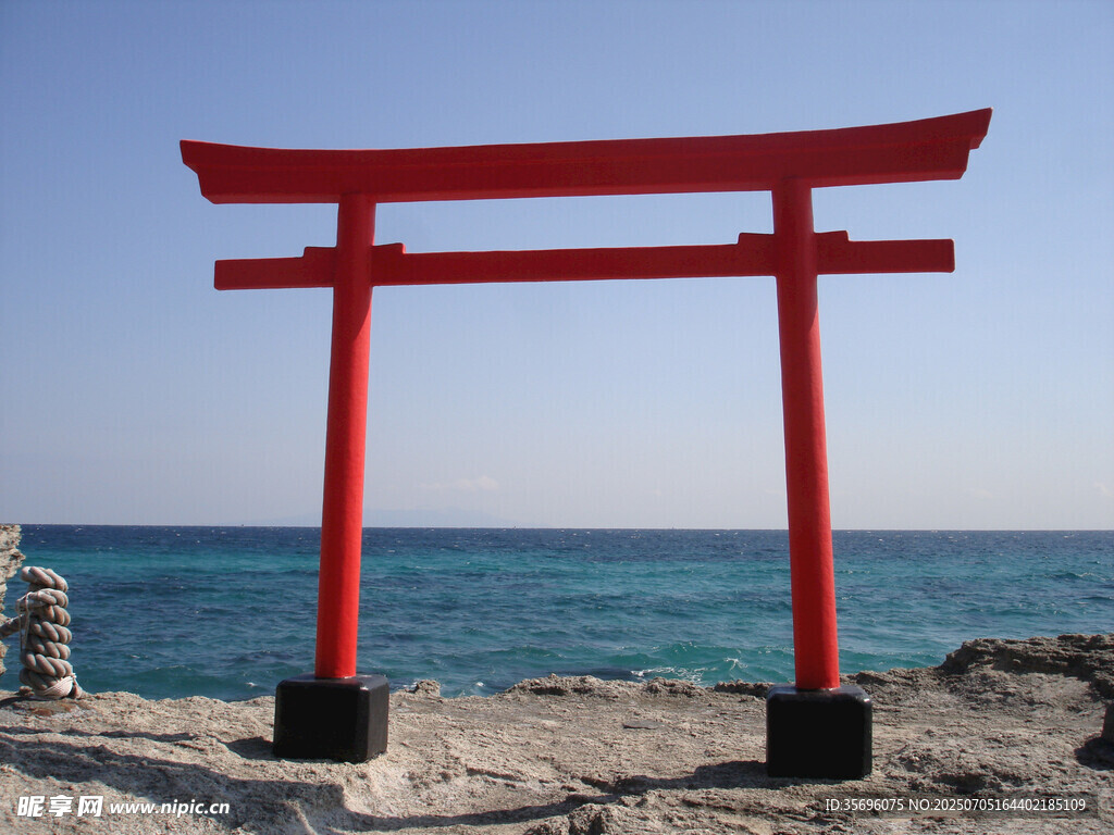 海边红色鸟居景观
