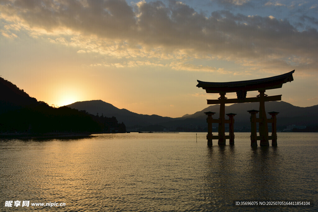 夕阳下的海上鸟居