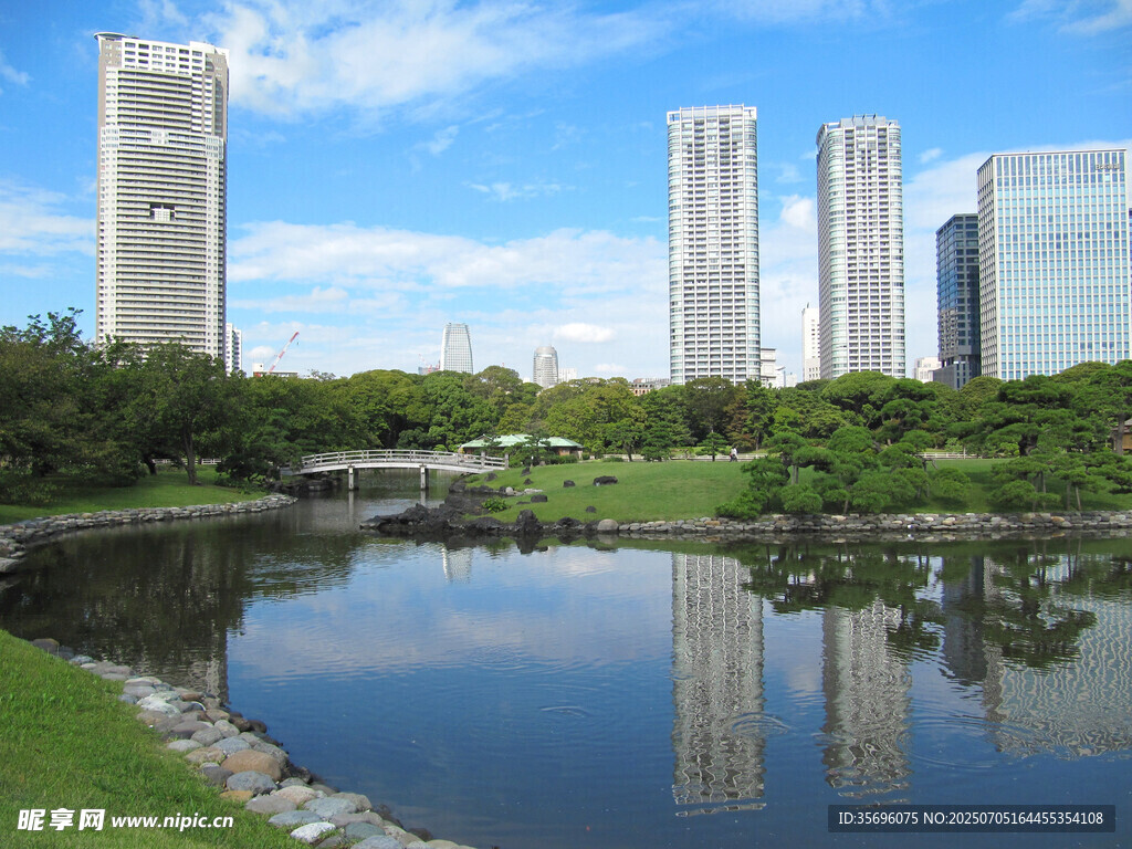 城市湖畔美景