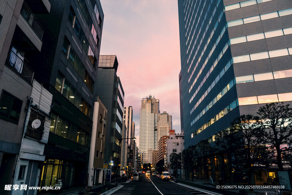 城市黄昏下的高楼街道