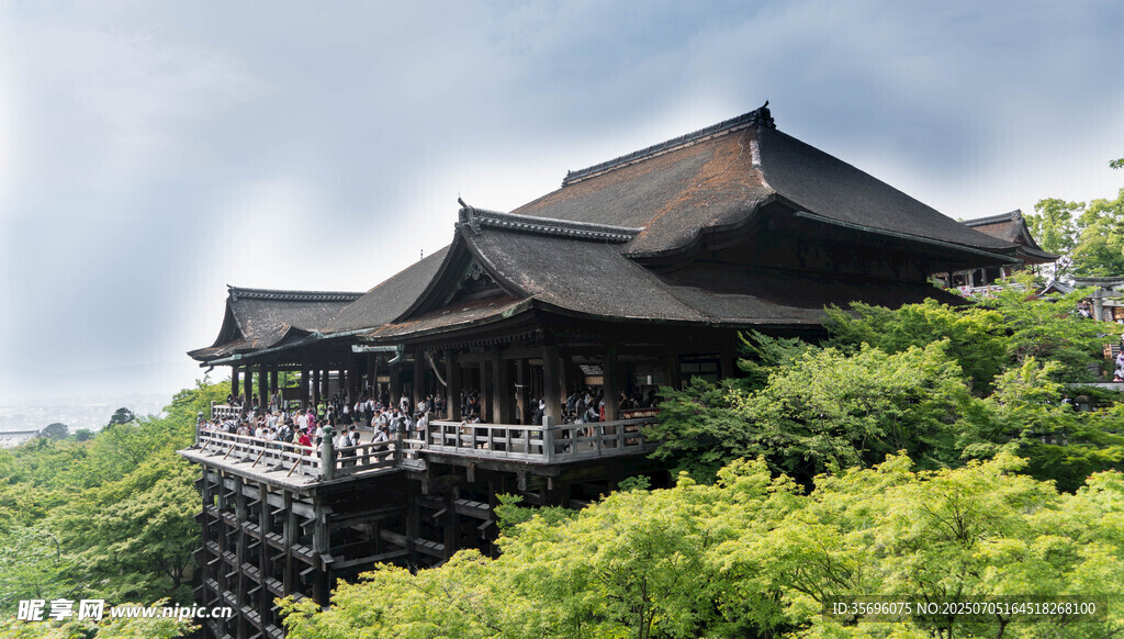 日式古建筑屹立于葱郁山林