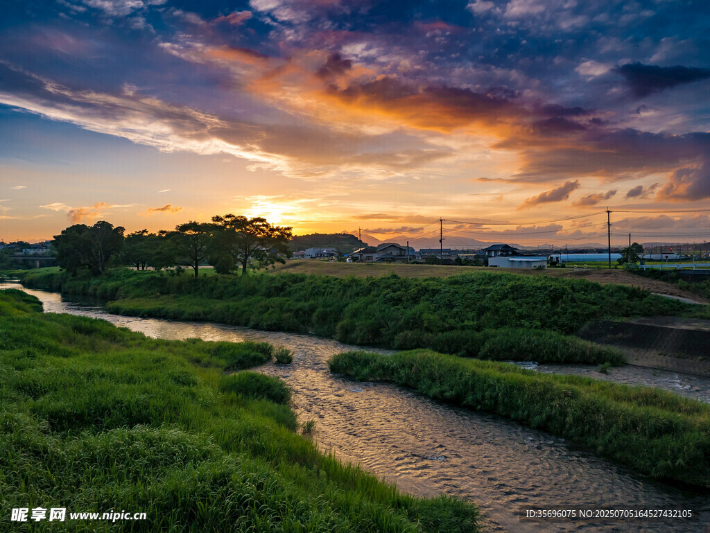 夕阳下的河畔田园美景