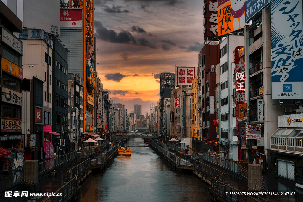 黄昏下的日本城市河畔街景