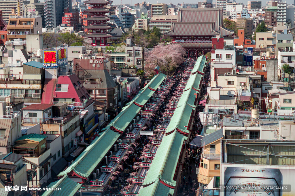 城市中繁忙的铁路与建筑景观