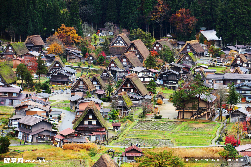 日本合掌村秋日美丽景致