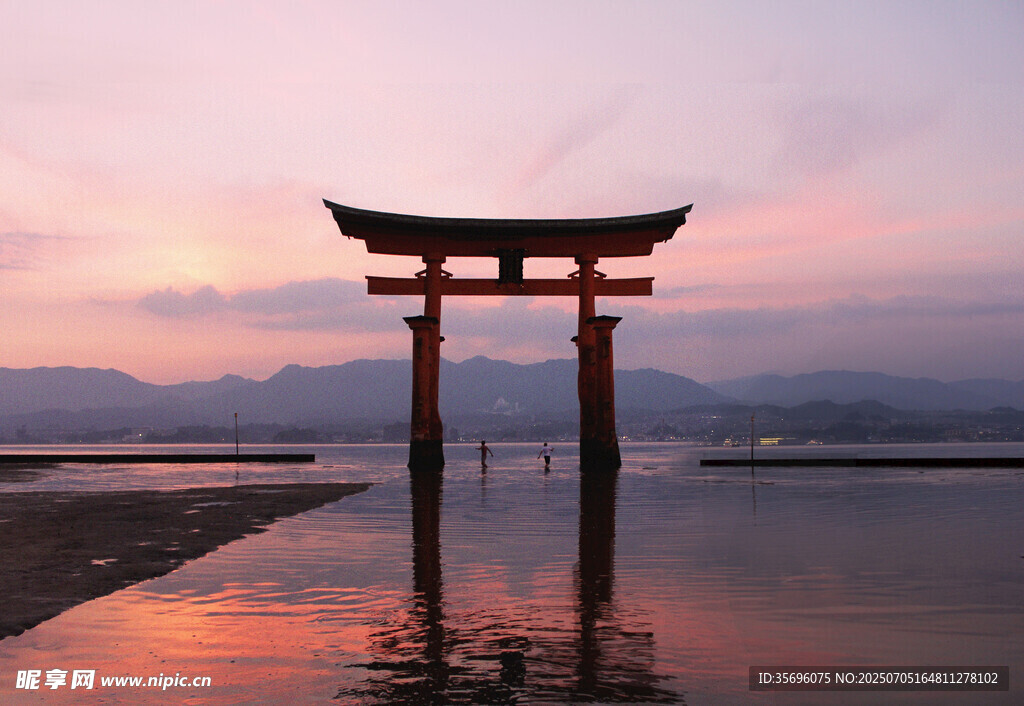 夕阳下的日本鸟居景观