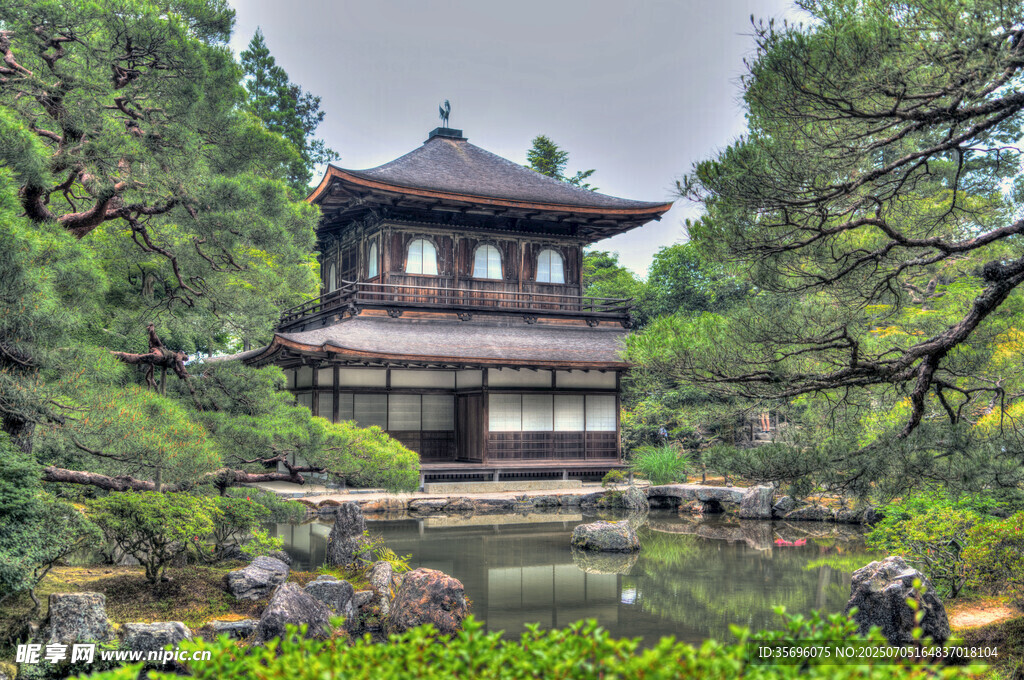 日式园林中的古朴建筑