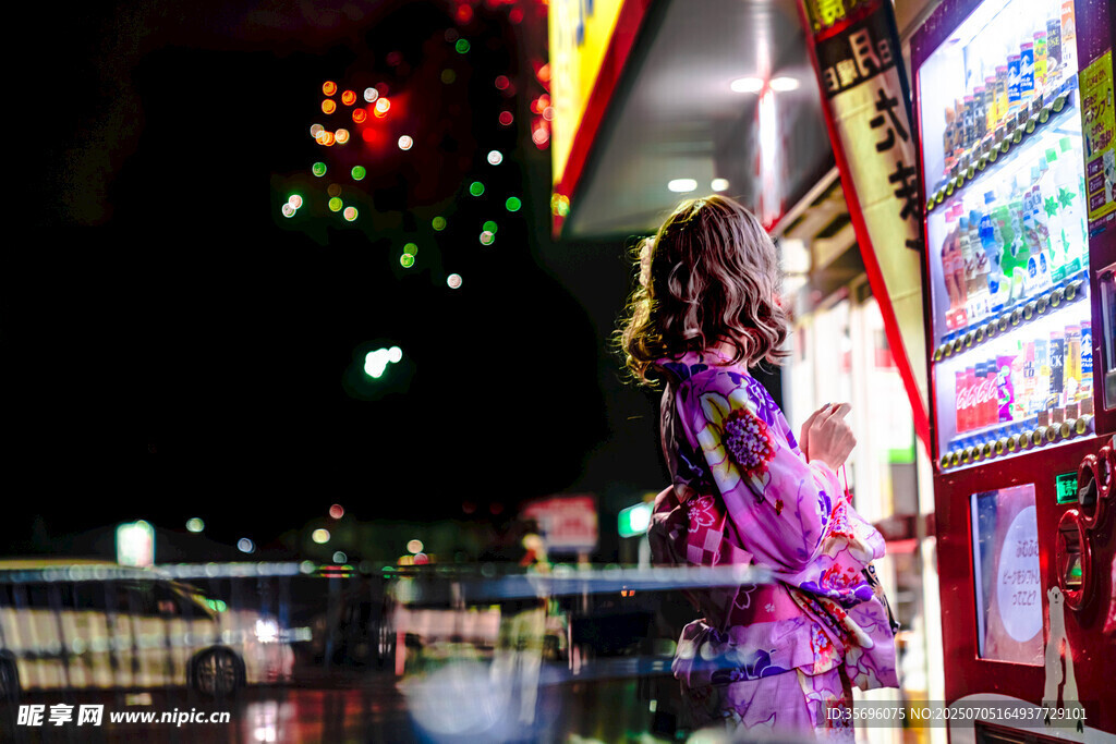 夜晚街头的时尚女孩