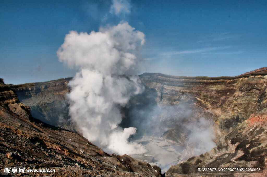 火山口喷发壮观景象