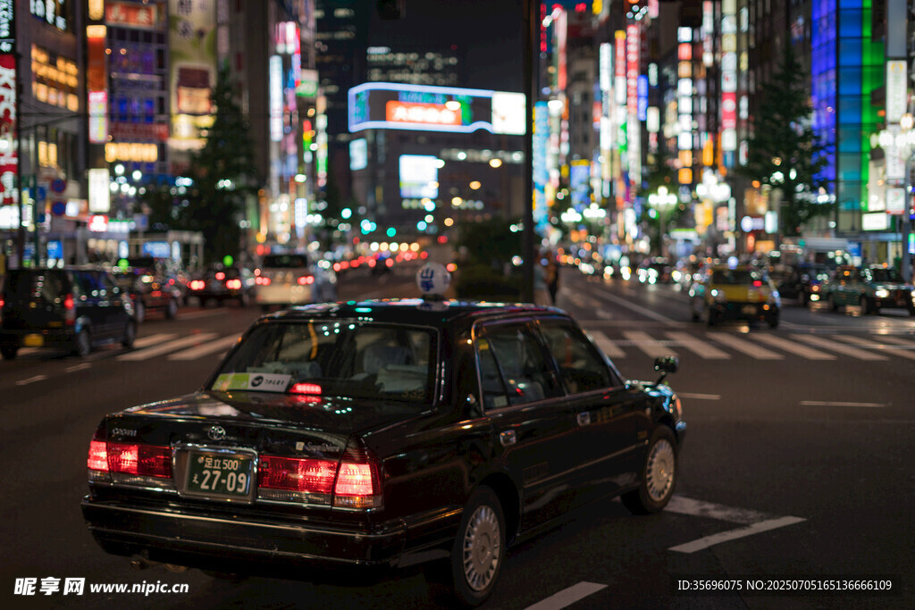 都市夜晚街头行驶的出租车