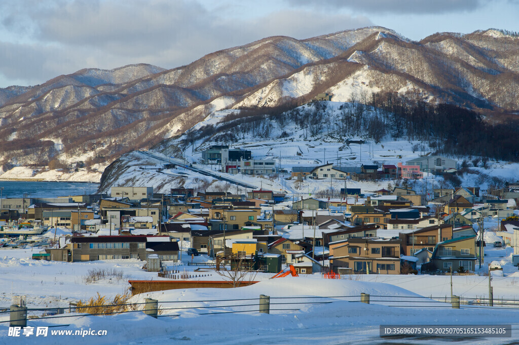 雪覆山间小镇美景