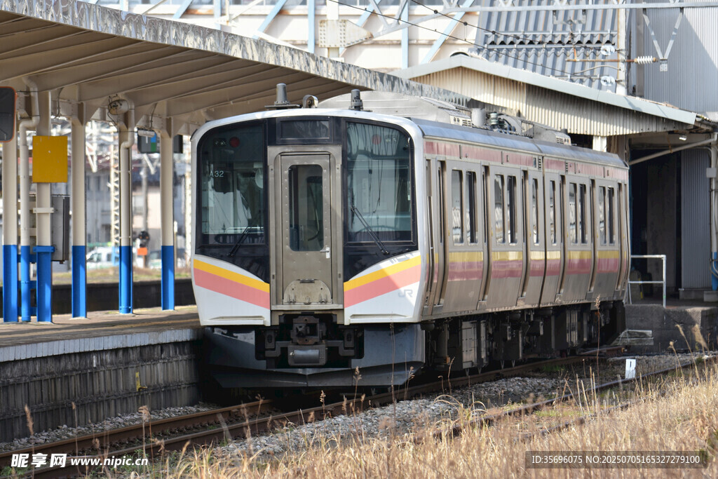 停靠站台的彩色列车