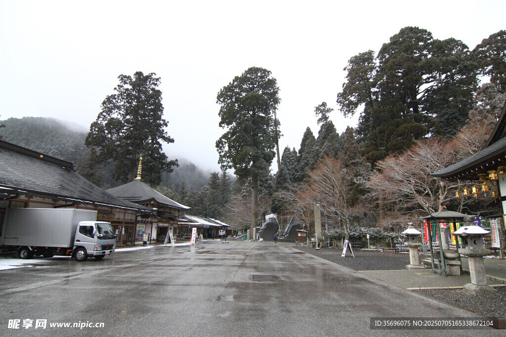 宁静古朴的日式街道景象