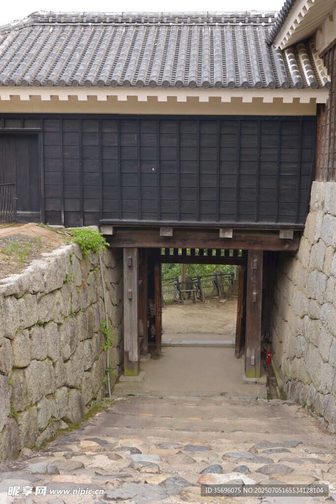 日式传统建筑门洞景观