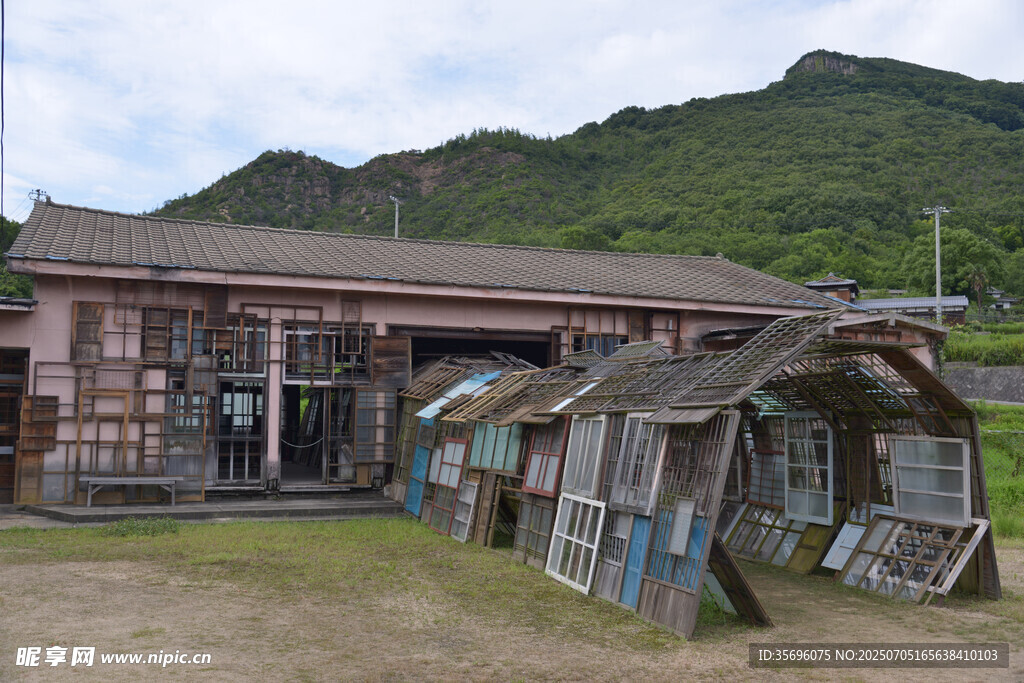 古朴乡村小屋与远山景色