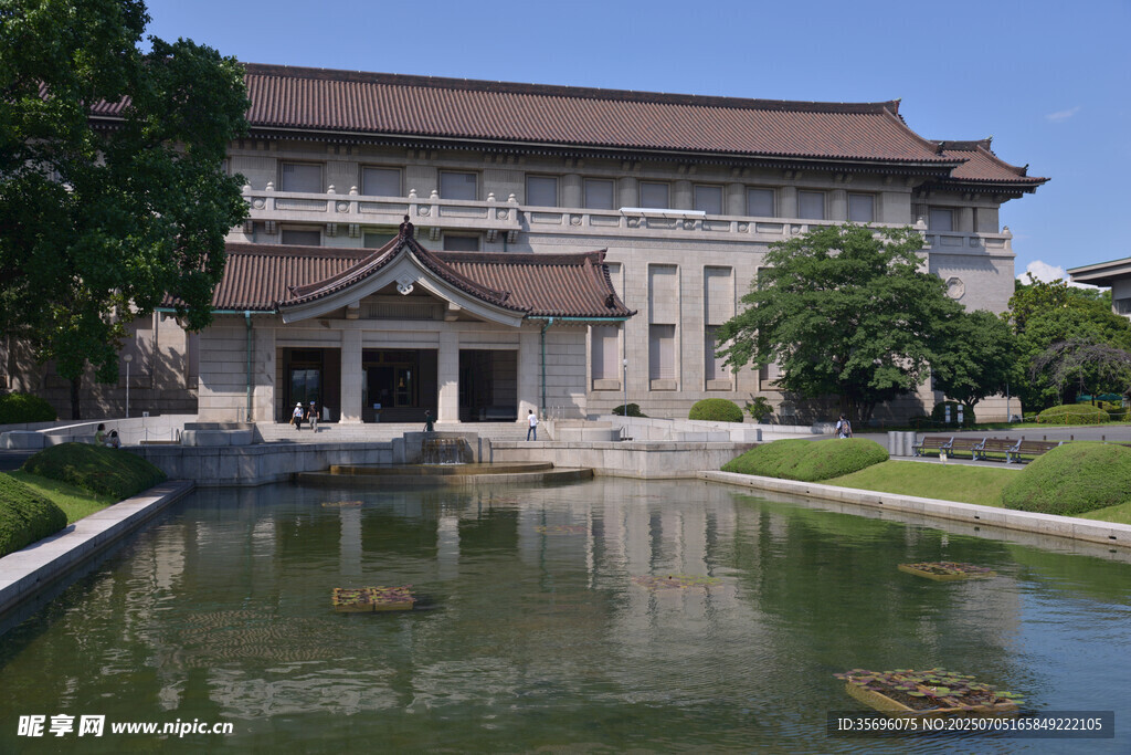 中式建筑前的静谧池塘