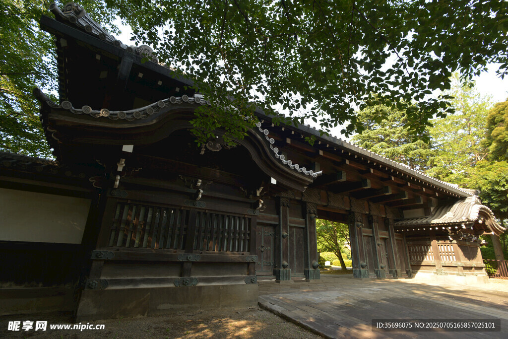 传统韩式古建筑庭院一角
