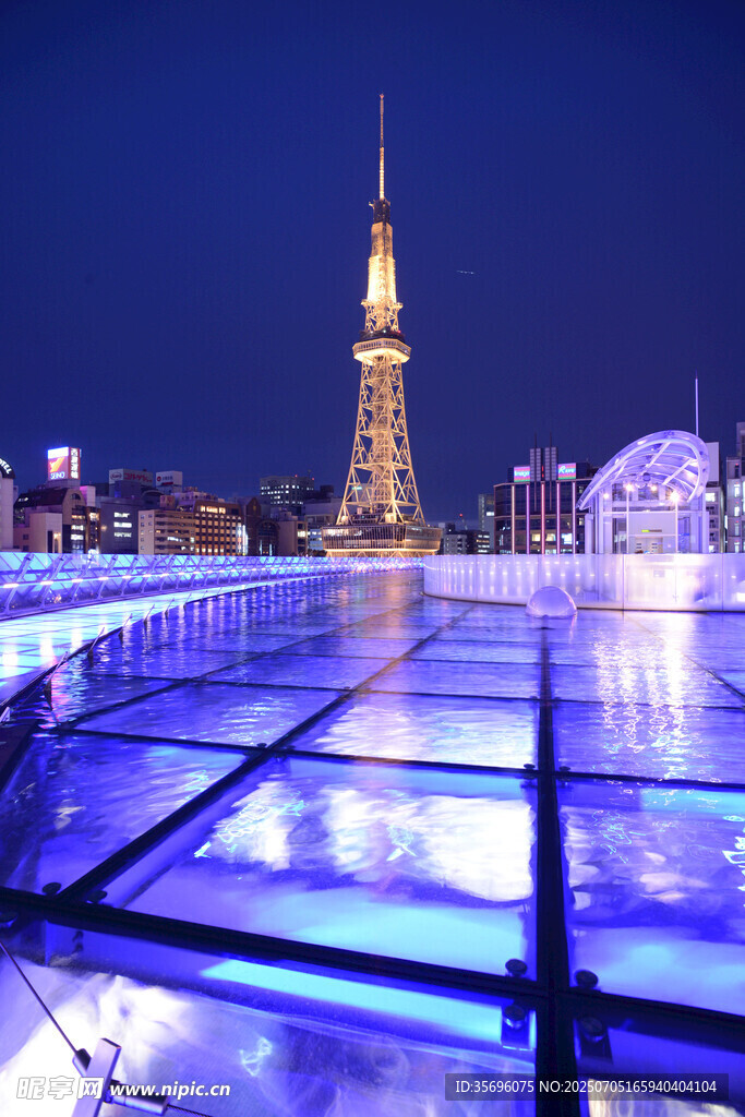 东京夜景下的玻璃观景台