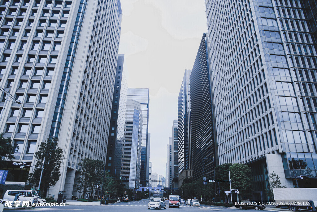 都市高楼林立的街道景象