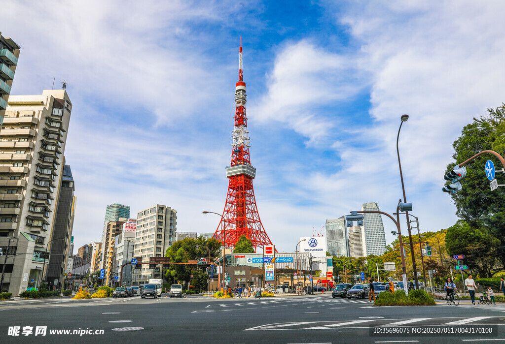 东京塔下的城市街道风景