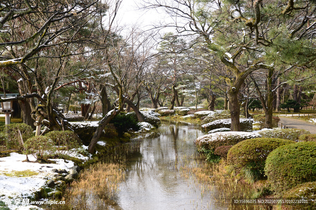 冬日雪景中的静谧日式园林