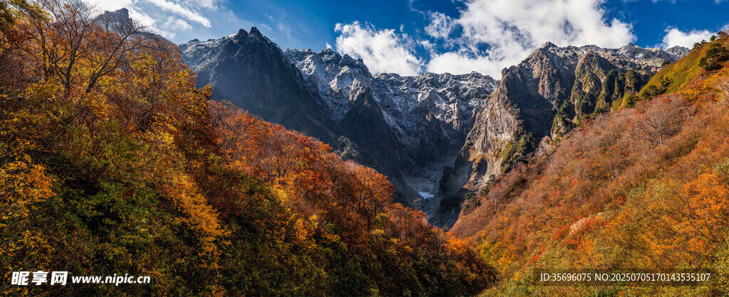 秋日山间绚丽风光