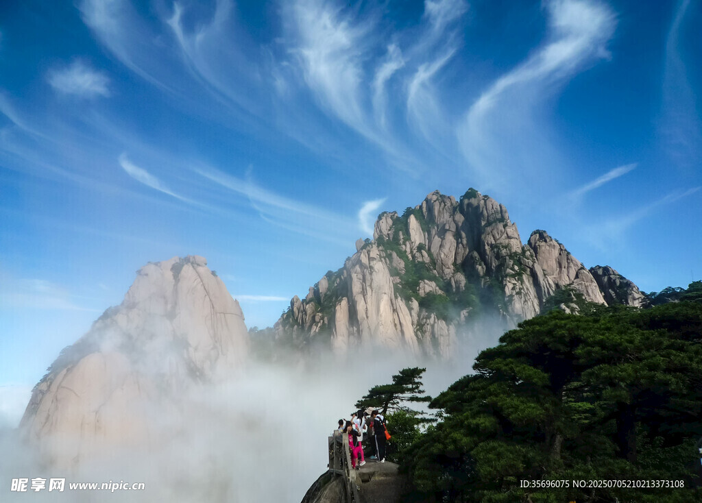 黄山奇峰云海壮丽景观