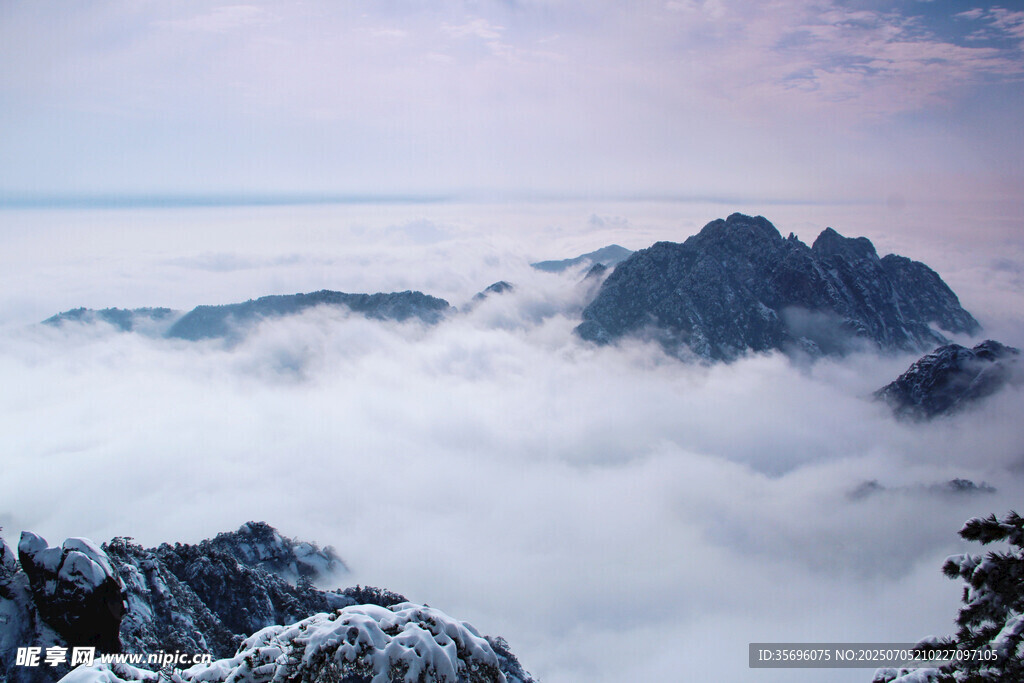 云海环绕的壮丽山峰