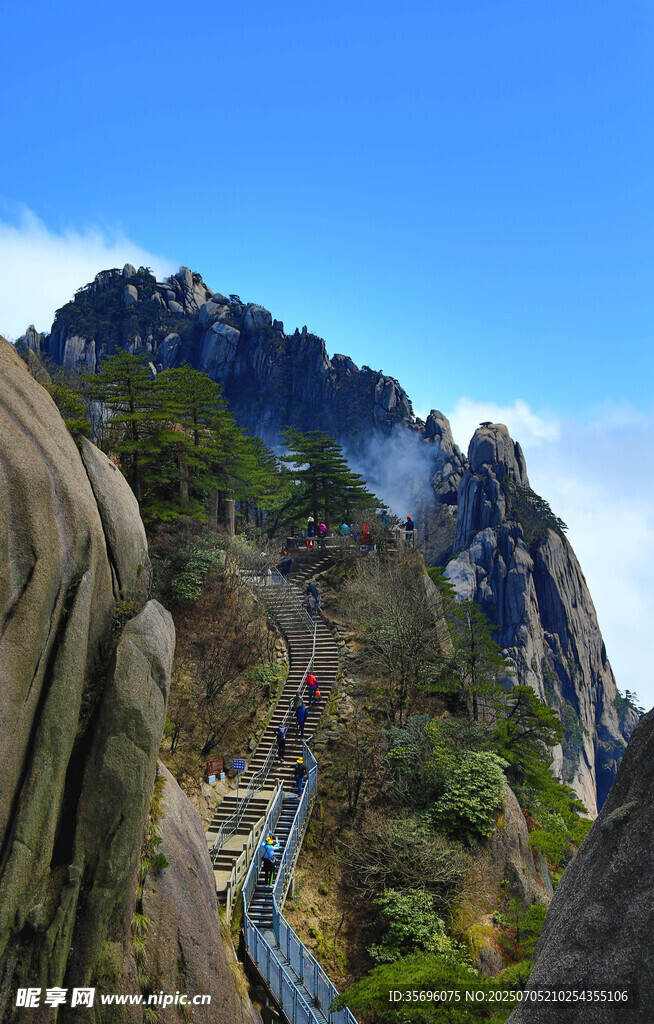 险峻山峰间的栈道景观
