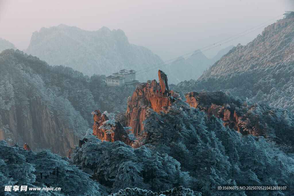 壮丽山峦间的独特景致