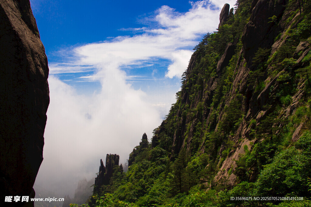 山间云海奇峰壮丽景观