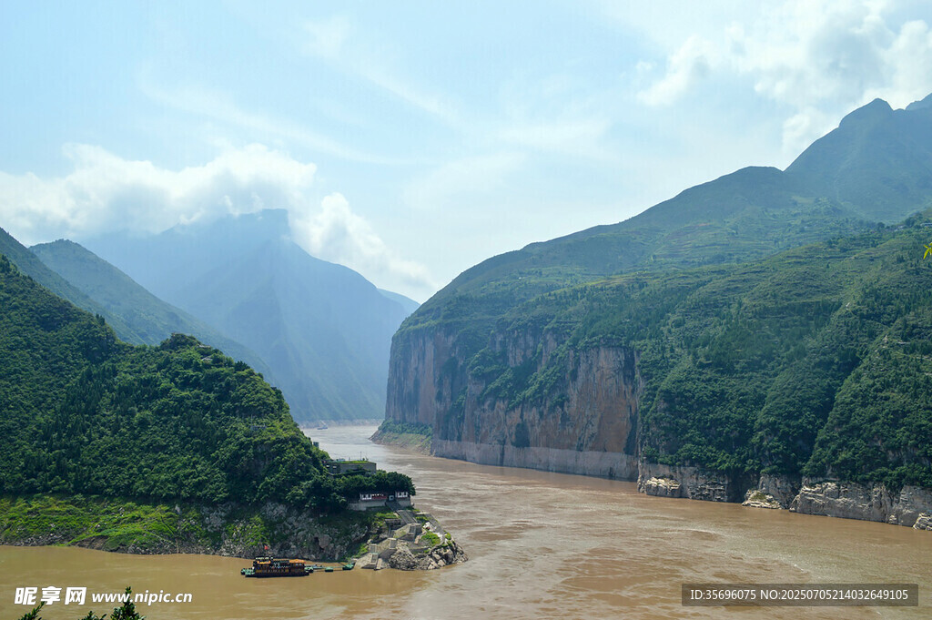 壮丽山河间的滔滔江水