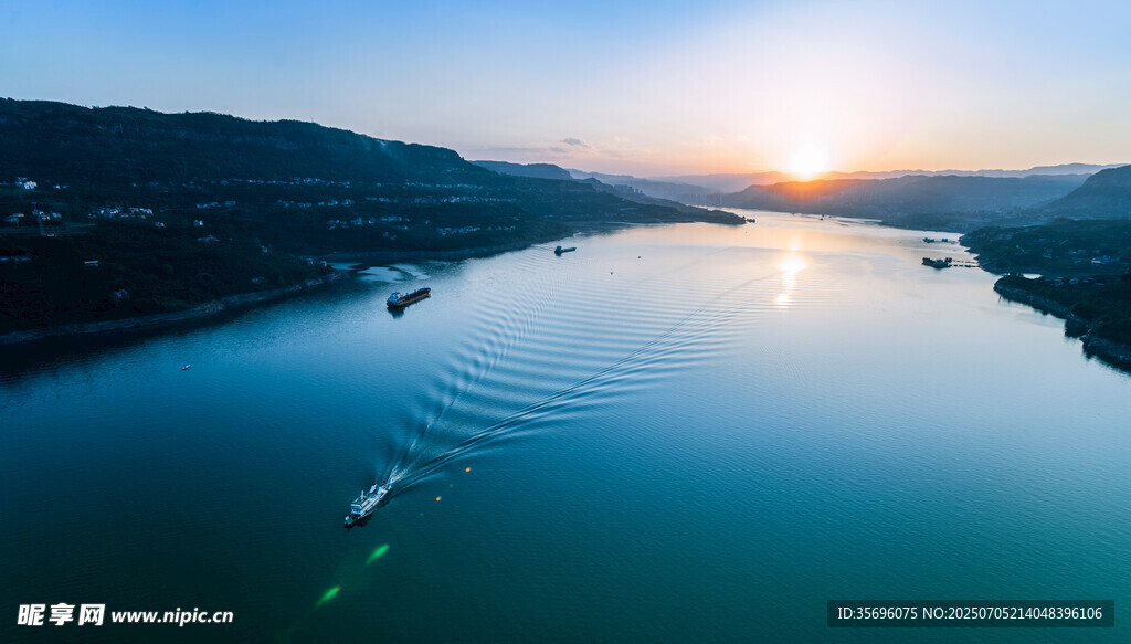 夕阳下的宁静江面美景