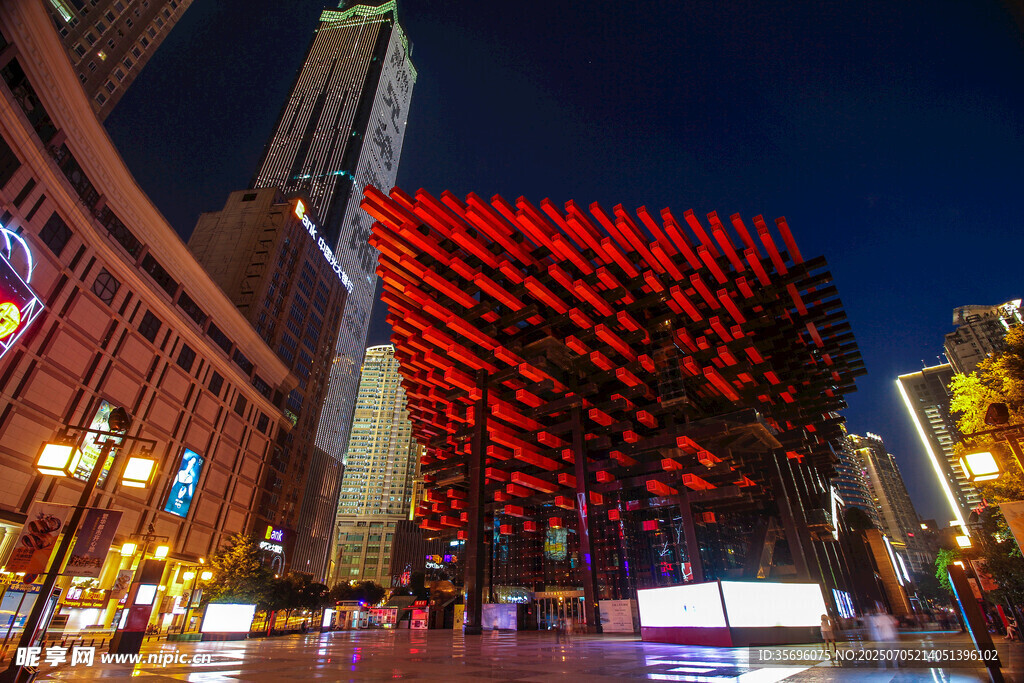 夜晚城市中独特的红色建筑