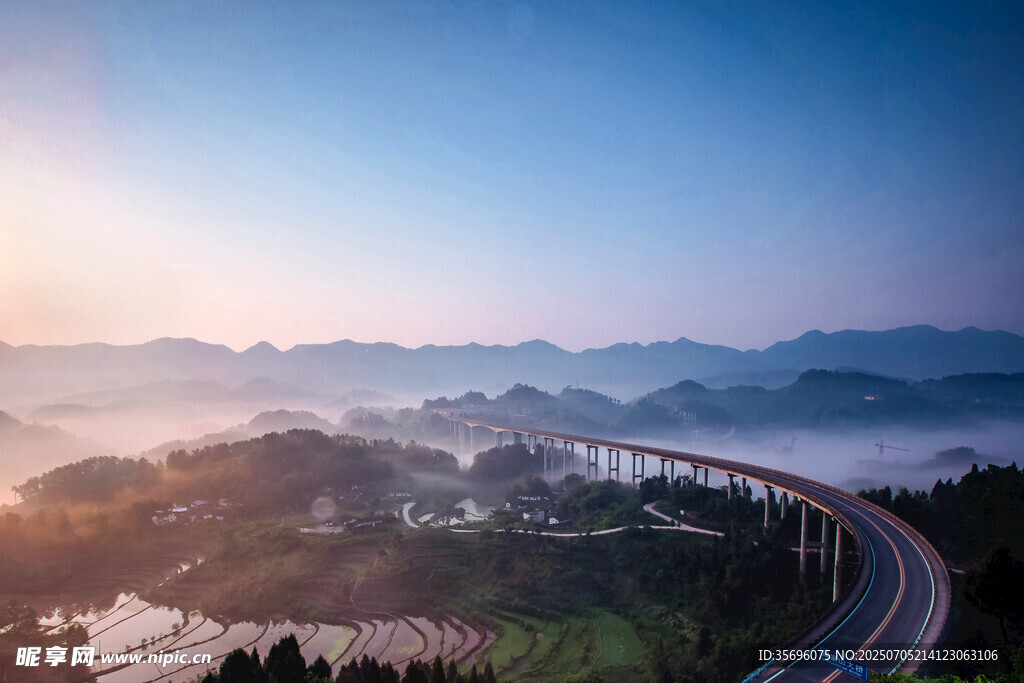 晨曦中蜿蜒公路穿山林